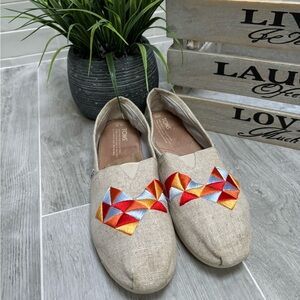 TOMS Classic Burlap Slip On Flats Size 10 Tan Embroidered Geometric Boho Casual